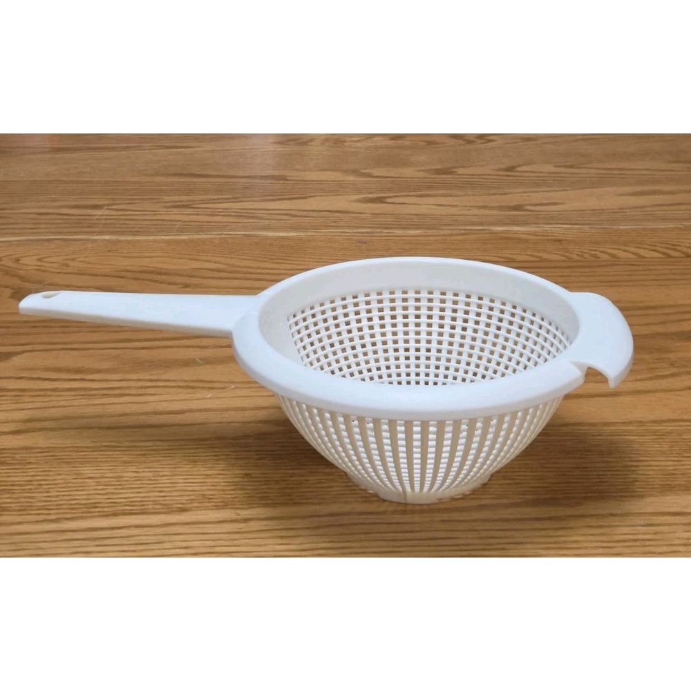 Vitage Rubbermaid 2qt White Colander Strainer with Handle 9 #2933 USA Made